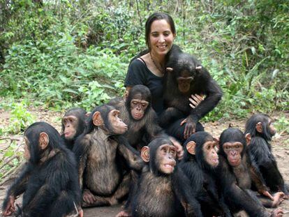 La doctora Rebeca Atencia, directora del Instituto Jane Goodall, con un grupo de chimpanc&eacute;s.