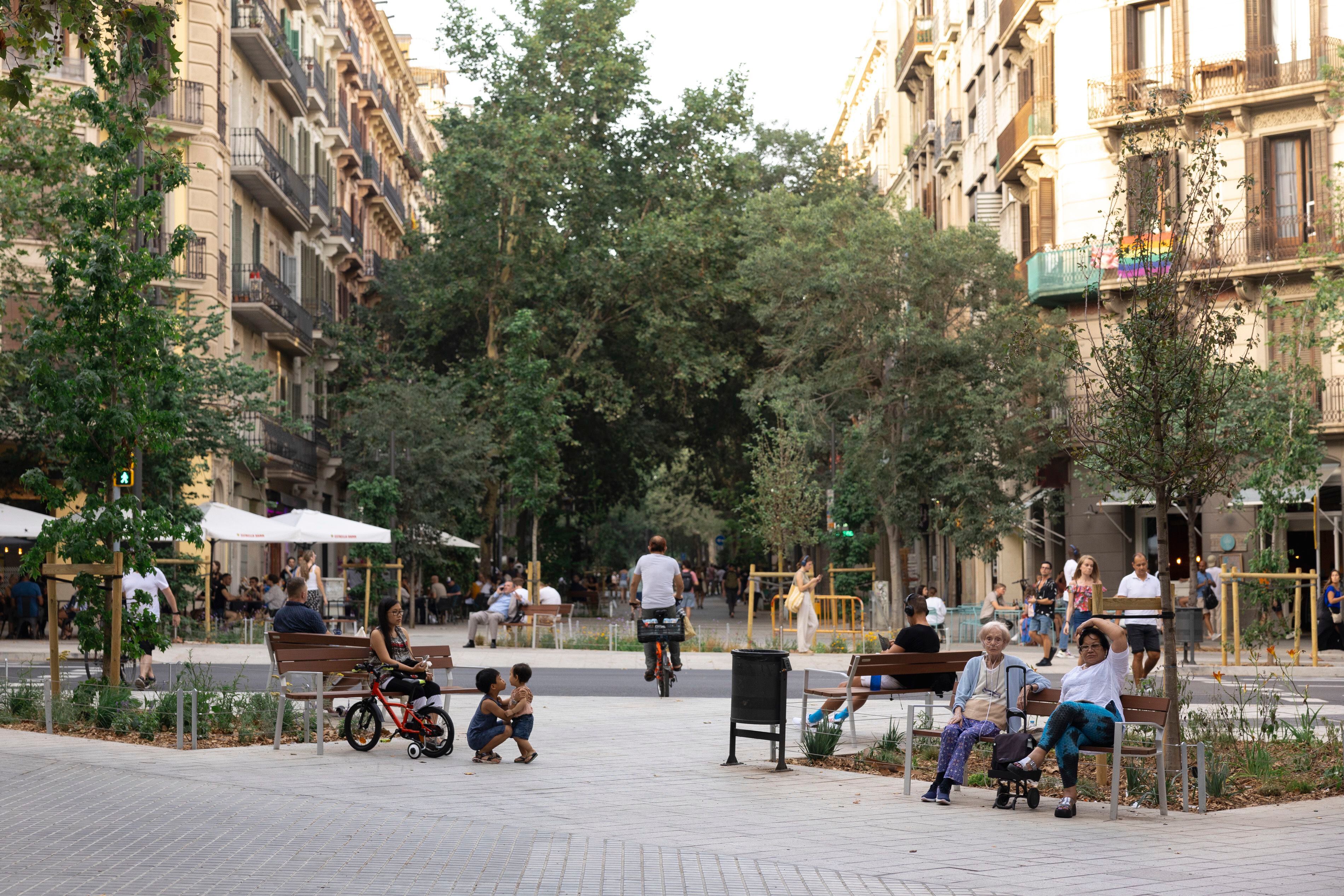 Recetas para un urbanismo feminista: más baños públicos, repensar los patios escolares y proteger las redes de barrio