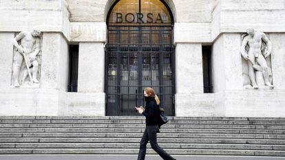 Imagen de la fachada principal de la Bolsa de Milán.