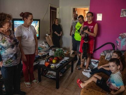 Nieves Padilla (segunda empezando por la izquierda) y su familia, obligados a vivir todos bajo un mismo techo por la erupción.