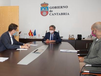 El presidente de Cantabria, Miguel Ángel Revilla, con representantes de la Asociación de Empresas de Ocio Nocturno de Cantabria, este martes.
