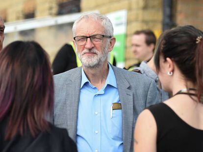 Jeremy Corbyn visita la localidad de Whaley Bridge, en Inglaterra, el 5 de agosto.