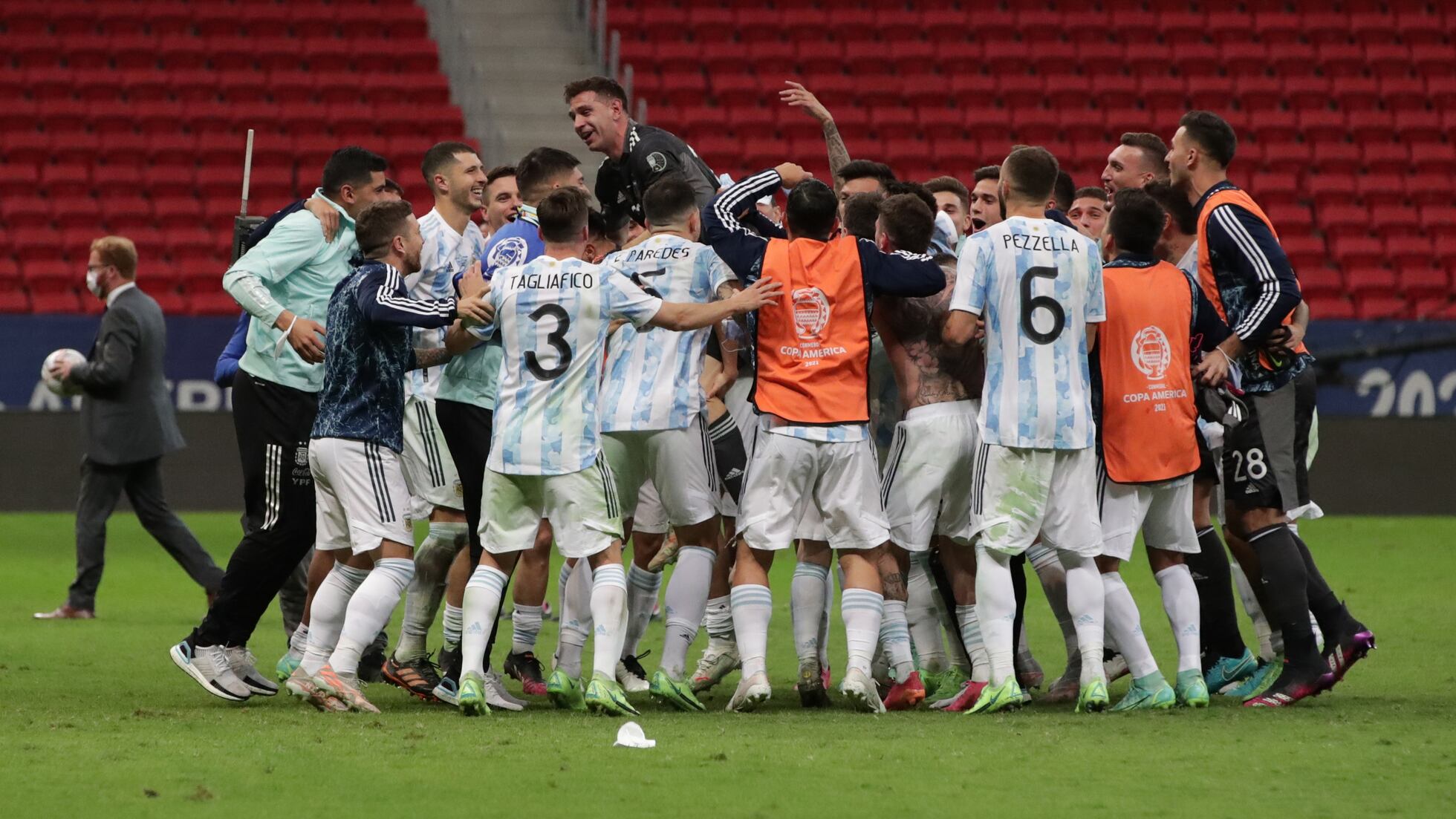 Emiliano Martinez Argentina Liquida A Colombia En Los Penaltis Para Jugar La Final De La Copa America Copa America De Futbol 2021 El Pais