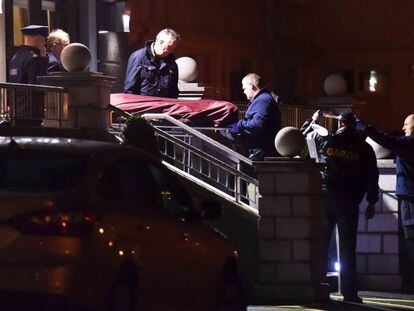 La polic&iacute;a retira el cad&aacute;ver de Byrne del hotel Regency, en Dubl&iacute;n.