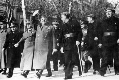 L’alcalde Mateu i Pla, a l’esquerra de Franco, a Barcelona el 30 de gener de 1942, per celebrar el tercer aniversari de l’entrada a la ciutat.