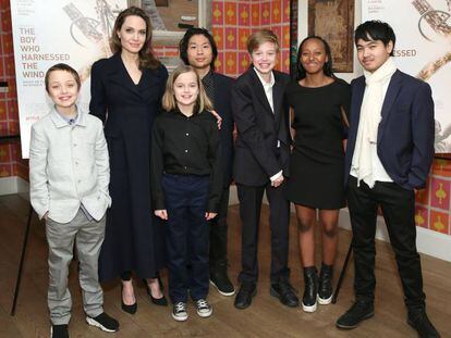 Angelina Jolie con Knox, Vivienne, Pax, Shiloh, Zahara y Maddox.