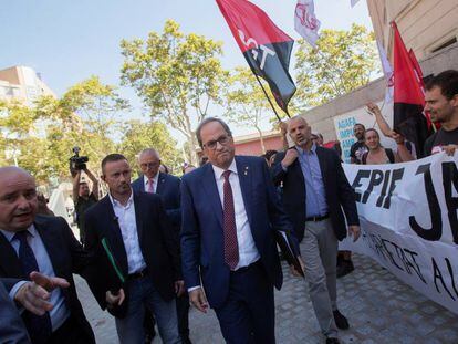 El presidente, Quim Torra, pasa junto al colectivo de doctorandos antes de presidir la inauguración oficial del curso 2019-2020, en Barcelona este viernes.