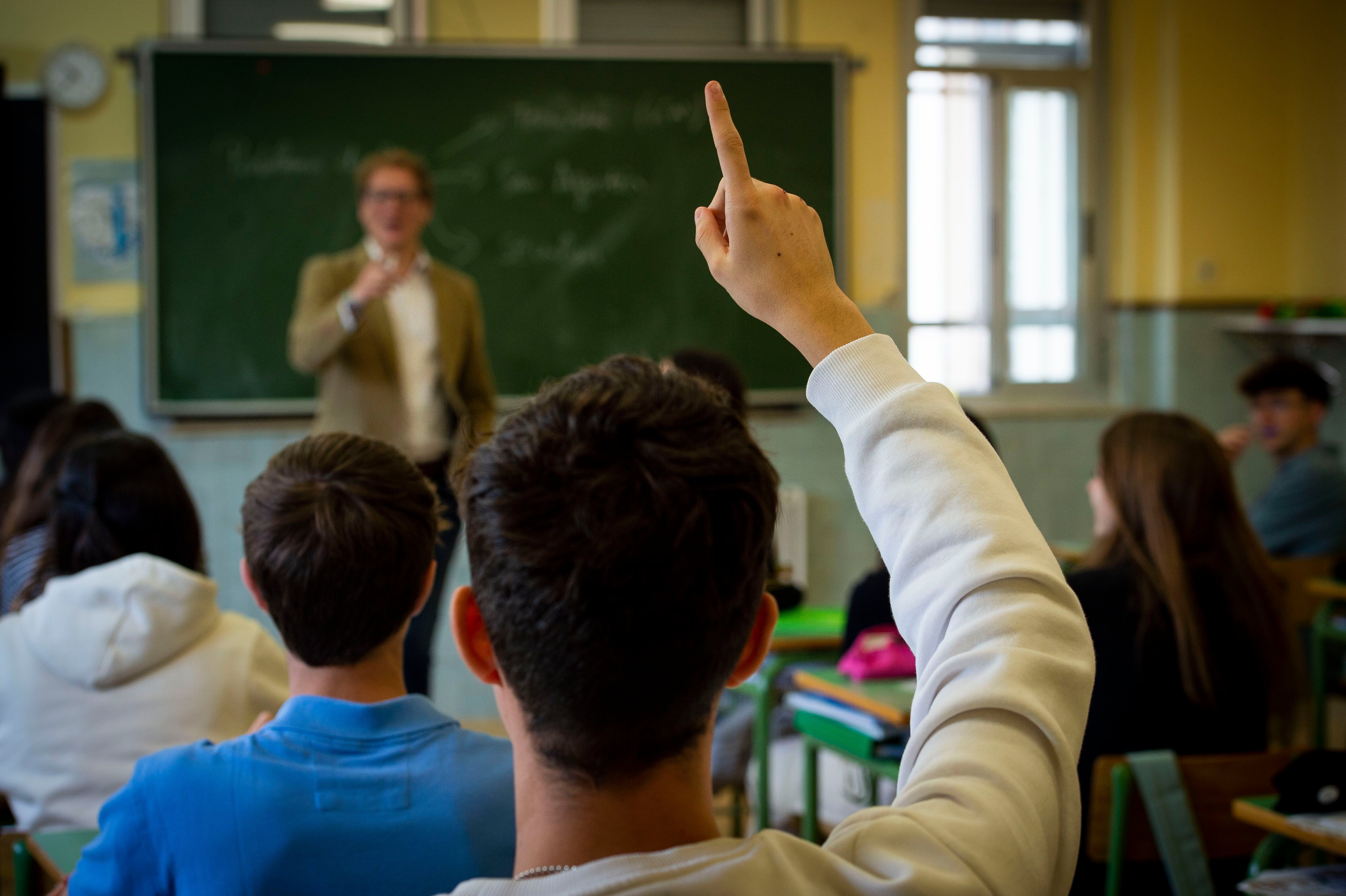 Un alumno levanta la mano durante una clase en el colegio concertado Corazón Inmaculado, en Madrid, este junio.