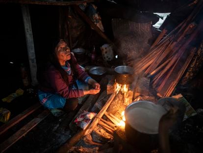 Una mujer embera cocina en un campamento en el Parque Nacional de Bogotá (Colombia), en 2022.