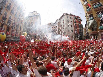 Centenas de pessoas comemoram com seus lenços vermelhos levantados o início das festas de São Firmino 2017.