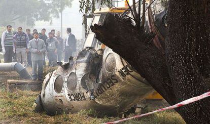 Investigadores indios observan los restos de la avioneta siniestrada cerca de Nueva Delhi este martes.