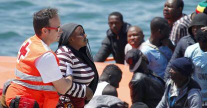 Un efectivo de Cruz Roja atiende a un grupo de inmigrantes rescatados la pasada semana en el Estrecho.