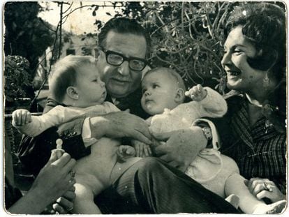 Salvador Allende y su esposa, Tencha Bussi, en 1971 junto a sus nietas Marcia Tambutti y Maya Fern&aacute;ndez.