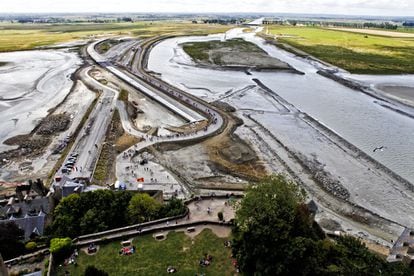 En 2005 comenzaron importantes obras de rehabilitación en la bahía (la construcción de una nueva presa en el Couesnon, un proceso de desarenado y la eliminación del dique carretera y del aparcamiento), que permitirán, en 2015, que el Mont Saint-Michel vuelva a ser una isla.