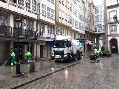 Barrenderos limpian una calle en A Coruña.