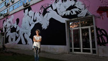 La artista Tamara Alves, frente a su mural.