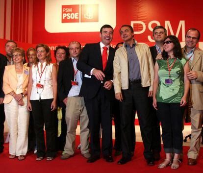 Dolores Agudo (a la izquierda), en el congreso de 2007 que aup&oacute; a Tom&aacute;s G&oacute;mez como l&iacute;der del PSM. 