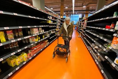 Una compradora, a mediados de mayo, en un supermercado de Toronto (Canadá)