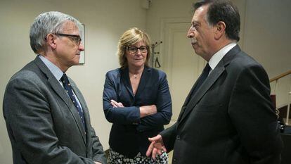 Xavier Arbós (izquierda), Pilar Fernández Bozal y Eugeni Gay.