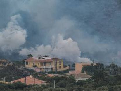 Lava a las puertas de varias viviendas en La Palma.