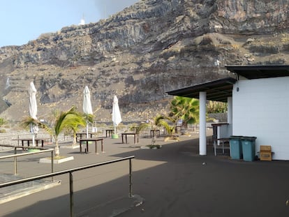 El Kiosco Los Guirres, cubierto de ceniza