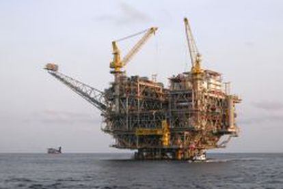 Plataforma petrolera en aguas angole&ntilde;as.