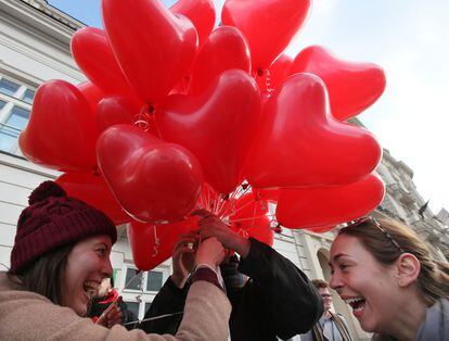 Risas y globos el día de San Valentín en Varsovia, Polonia.