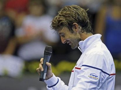 Juan Carlos Ferrero se emociona tras jugar su ultimo partido de su carrera.