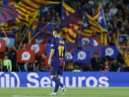 Messi, con un sinfín de banderas de fondo ante el Eibar.