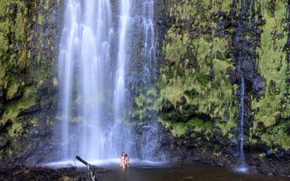 Ba&ntilde;istas en Waimoku Falls, en el parque nacional de Haleakala, isla de Maui (Hawai). 