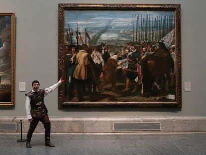 El actor Daniel Ortiz frente a 'Las lanzas', de Velázquez, durante la representación de 'Soldado' en el Prado, el pasado jueves.
