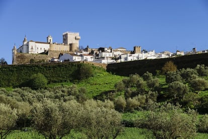 Su castillo convertido en 'pousada' es una recomendable parada para quienes vienen de Extremadura (la villa se encuentra a unos 54 kilómetros de Badajoz) camino de tierras portuguesas. La sala de audiencias del rey D. Dinis, las casas góticas, la muralla del siglo XVII con cuatro puertas y el mercado de los sábados son otros alicientes para detenerse en Estremoz.