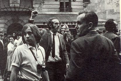 Eduardo Arroyo, con corbata y el puño en alto, en París en mayo de 1968.