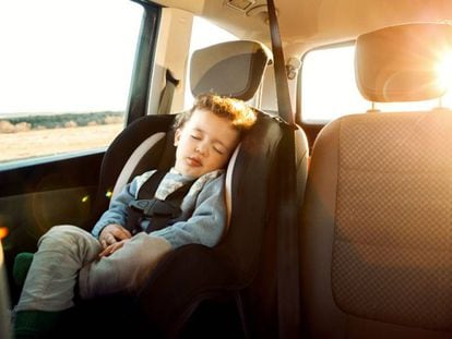 El Real Automóvil Club de España recomienda que se alargue lo máximo posible el tiempo en el que el niño viaja a contramarcha.