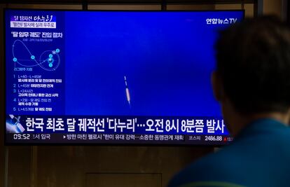 Un coreano sigue por televisión el lanzamiento de la sonda 'Danuri'.