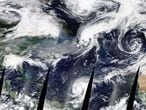 Imagen de los huracanes, tormentas tropicales y el humo de los incendios de EE UU del 16 de septiembre obtenida a través de la herramienta Worldview de la NASA.