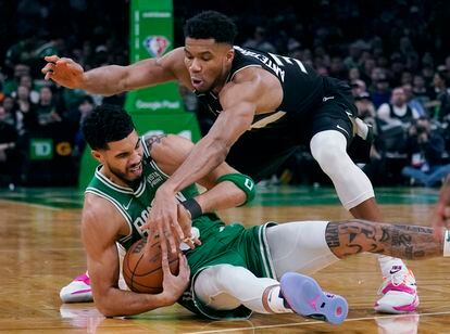 Jayson Tatum (Celtics) y Giannis Antetokounmpo (Bucks) disputan el balón en el segundo partido de la serie, este martes en Boston.