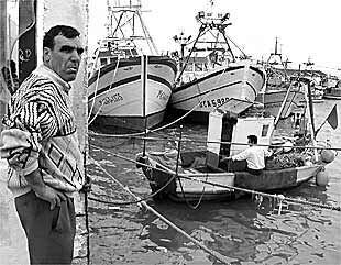 Un pescador en el puerto de Barbate.