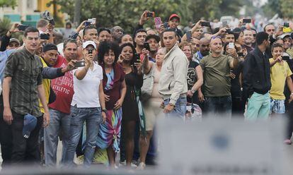 Cubanos esperan la llegada del presidente de los Estados Unidos al Palacio monentos antes de la reunión con Raúl Castro.