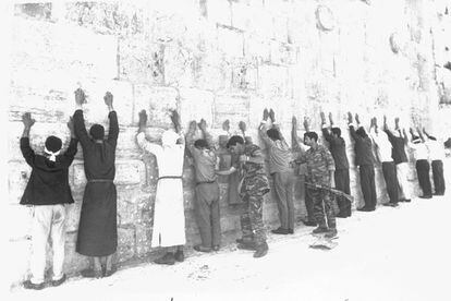 Soldados israelíes cachean a prisioneros palestinos y jordanos durante las operaciones de toma de control de la Ciudad Vieja de Jerusalén, el 8 de junio de 1967.
