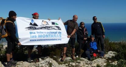 Participantes en el D&iacute;a Internacional de las Monta&ntilde;as en el Montg&oacute; de D&eacute;nia.