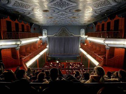 Una sesi&oacute;n en la sala grande del Cine Dor&eacute;, una de las sedes de la Filmoteca Espa&ntilde;ola.