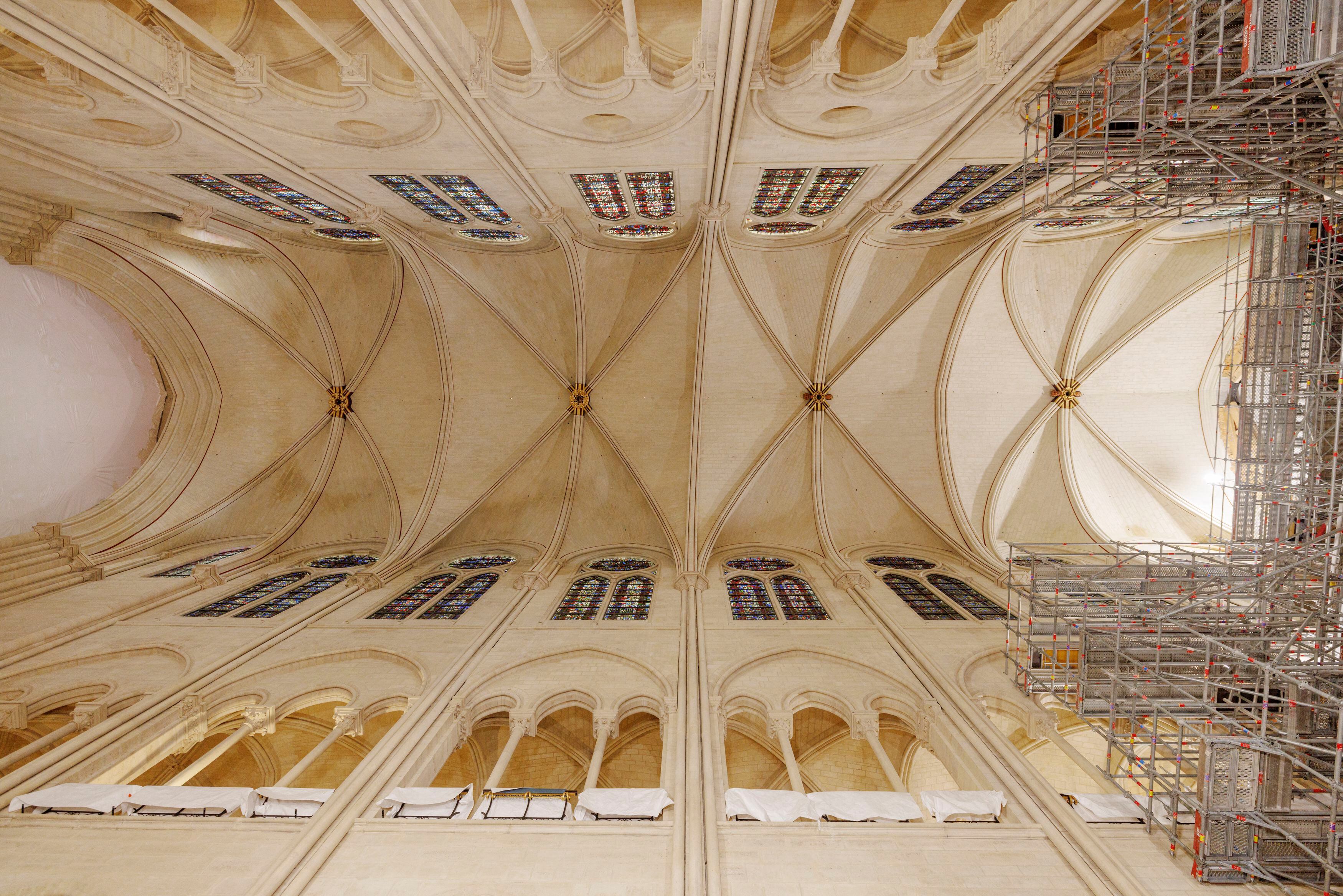 24 de octubre de 2023: la nave central de la catedral, ya restaurada. 