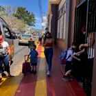 Las escuelas han echado mano de las mascarillas, el distanciamiento y los controles de temperatura para atenuar el peligro de contagios de coronavirus, sobre todo a las horas de entrada y salida de clases, como ocurre en la escuela Ascensión Esquivel, en la ciudad Alajuela. El efecto del retorno de las clases sobre los contagios ha sido mínimo en Costa Rica.
