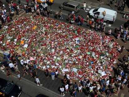 Homenaje en La Rambla (Barcelona) a las víctimas del atentado de la semana pasada.