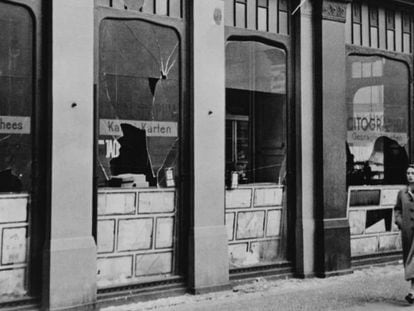 Ventanas de una imprenta judía destrozada tras la 'Noche de los cristales rotos', en 1938 en Berlín.