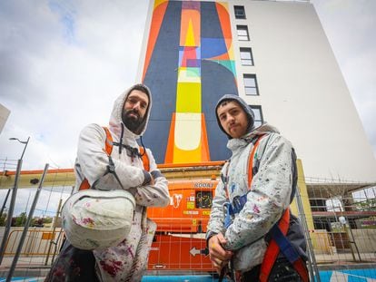 Los artistas urbanos Pablo Ferreiro y Javier Ballesteros, frente al mural de Boa Mistura en Getafe (Madrid).