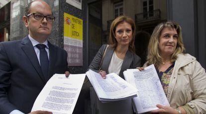 Loreto Dolz, hermana del fallecido, entre el abogado Agust&iacute;n Ferrer y la presidenta de Stop Accidentes, Ana Novella, muestra las firmas.
