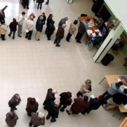 Colas en un colegio electoral en Barcelona