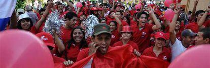 Celebraciones en la calle de seguidores del FMLN.